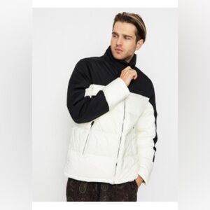 LEVI’S MEN’S BUBBLE PUFFER JACKET. Color: White/Black.